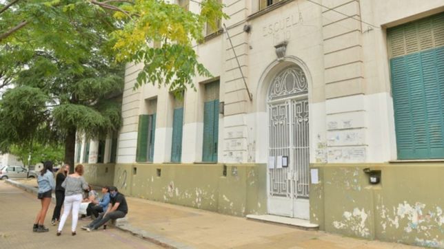 denuncian que el director de una escuela platense fue golpeado por el papa de un alumno