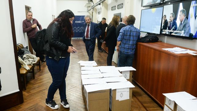 las dos urnas que encendieron la polemica por la intendencia de la plata