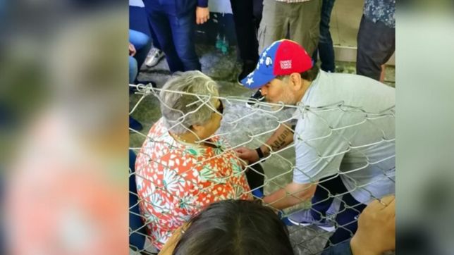 emotivo encuentro entre maradona y hebe de bonafini en el bosque antes del clasico platense