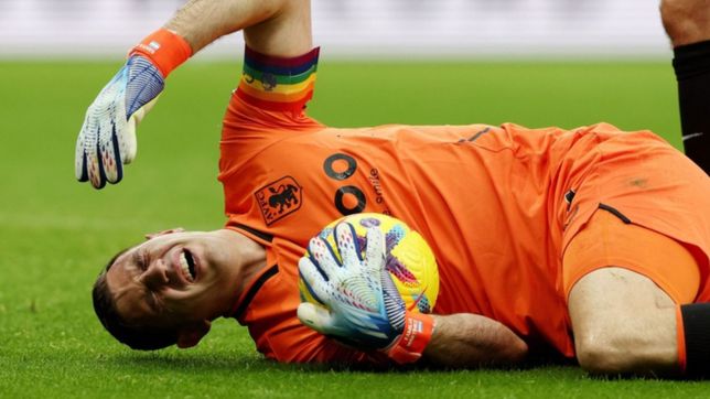 video: a 22 dias del mundial, el dibu martinez se golpeo la cabeza y encendio alarmas