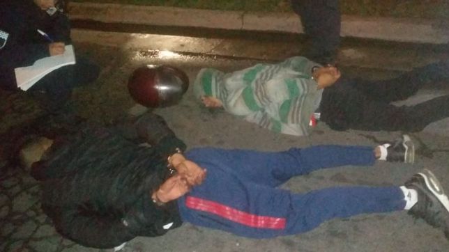 amenazaron a una mujer con un arma, le robaron el celular y cayeron tras una persecucion
