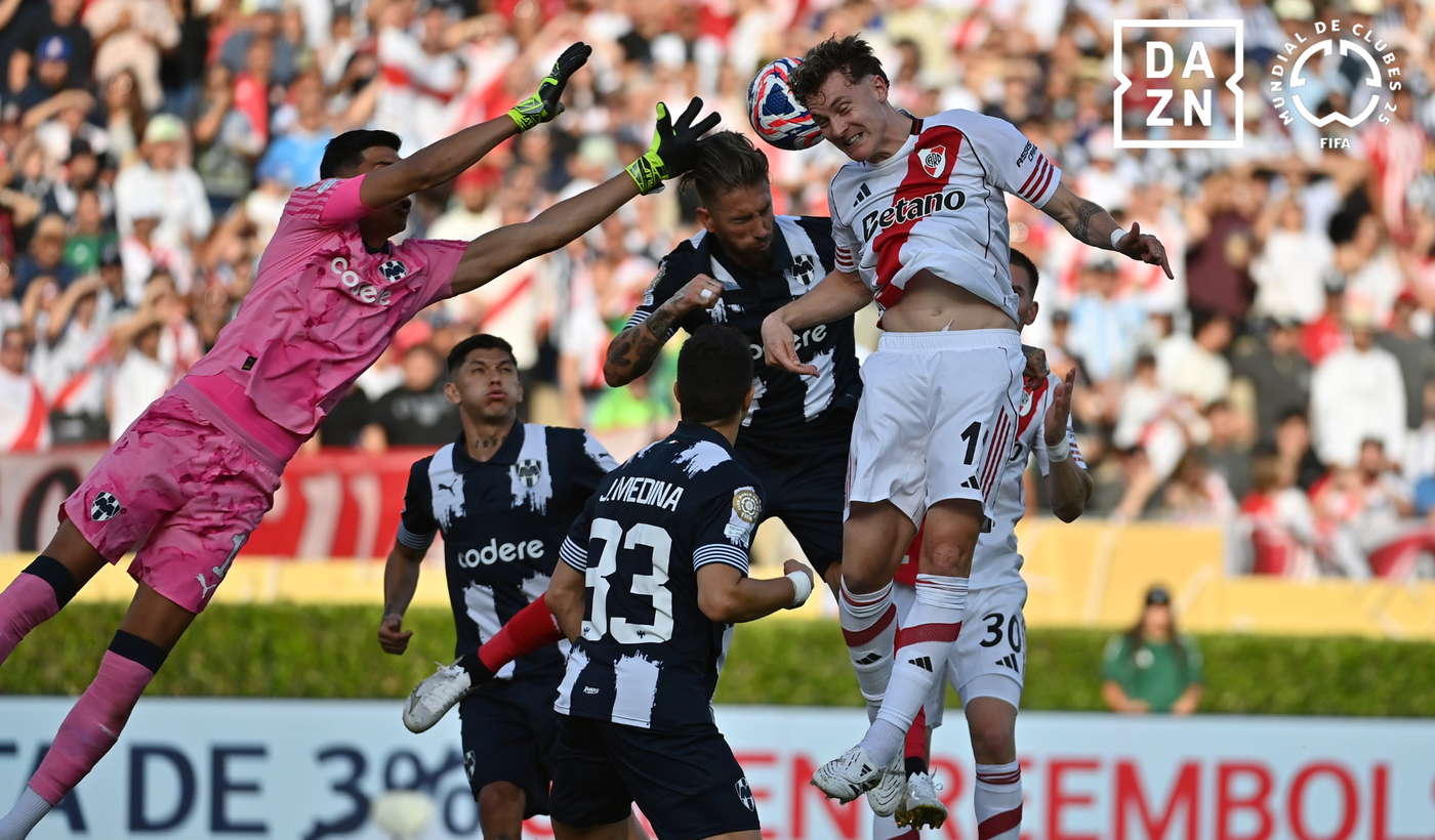 Facundo Colidio disputa de cabeza en el partido ante Monterrey