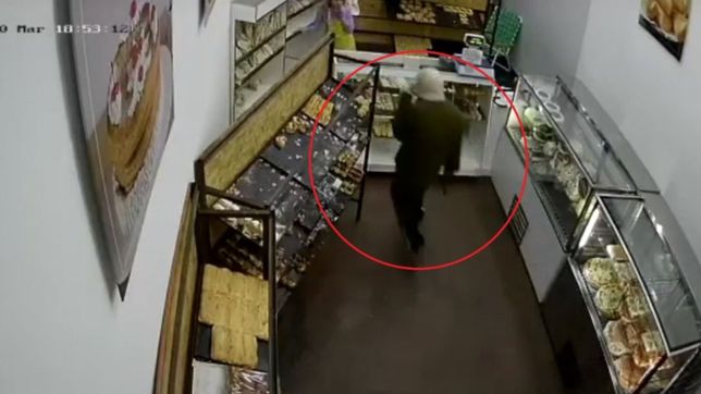 video: un ladron asalto una panaderia en 20 segundos y quedo registrado