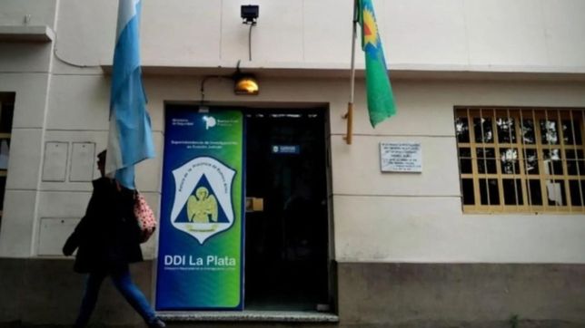 una chica de 16 anos denuncio que fue violada por un docente en una fiesta en la plata