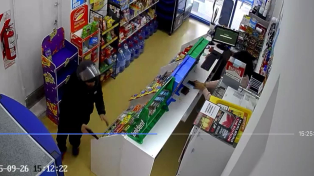 dos motochorros armados asaltaron un kiosco y causaron panico en pleno centro de la plata