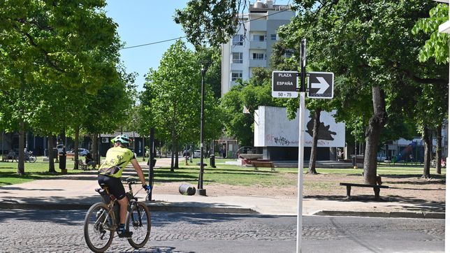 remodelaran plaza espana con juegos, sectores deportivos y hasta un nuevo monumento