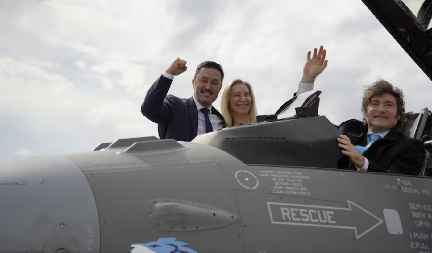 Petri Karina y javier Milei en avion F-16