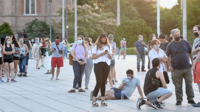 explosion de contagios: los casos activos de covid-19 se triplicaron en diciembre