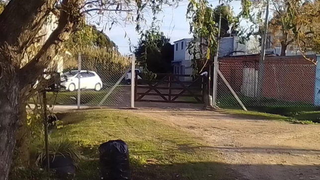 un hombre cerro con una tranquera una calle de berisso y dejo a sus vecinos aislados