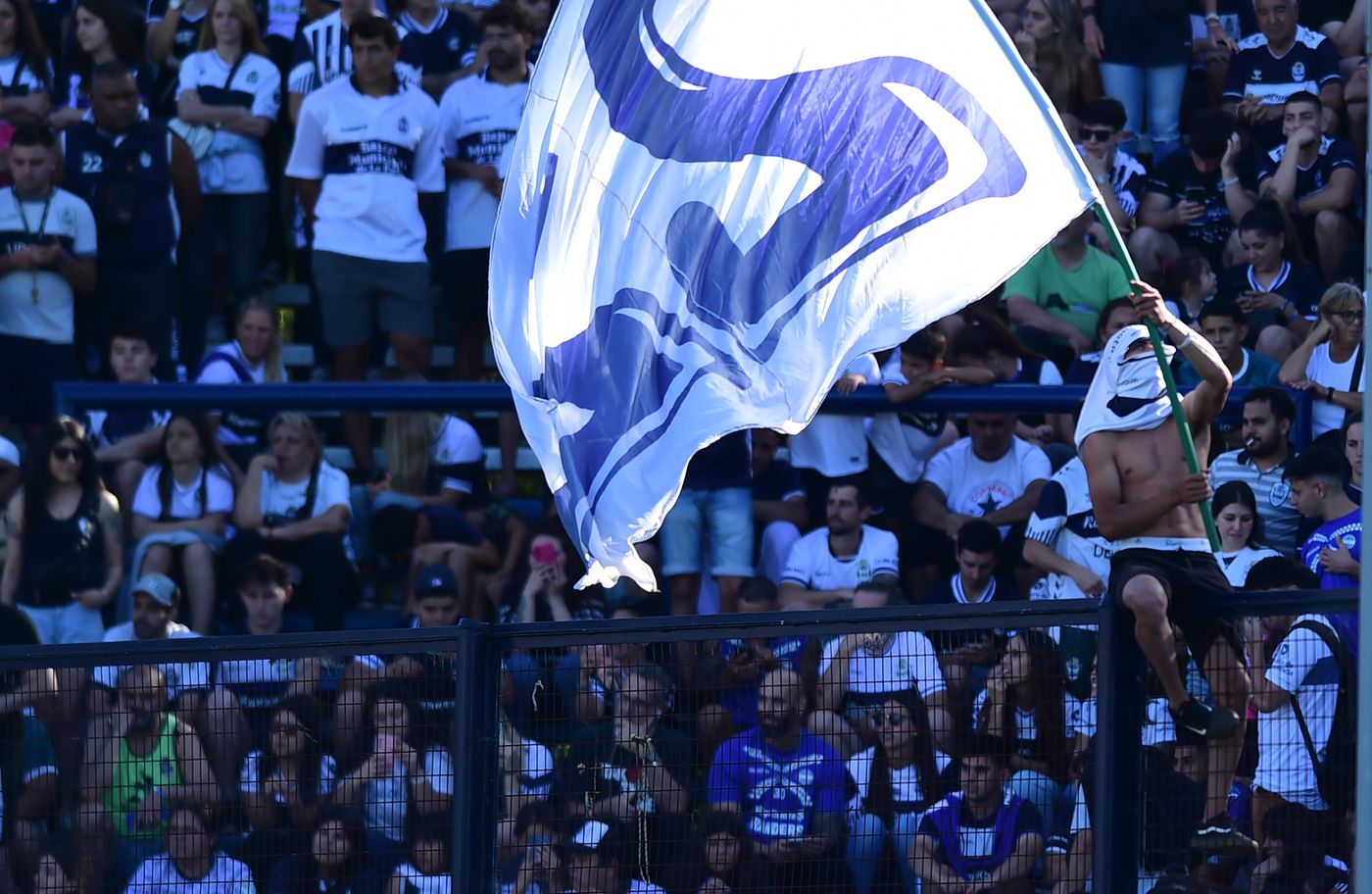Gimnasia Newells Hinchada Bosque bandera 5.jpg