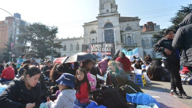 cooperativistas levantaron el corte en la municipalidad tras una promesa de pago
