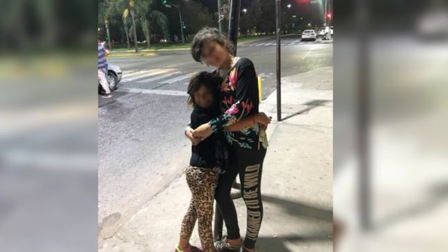 solidaridad en las redes: dos nenas piden ayuda en la calle y les buscan ropa y donaciones