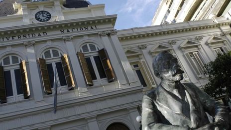 Trabajadores no docentes de la UNLP cobrarán dos aumentos y un bono antes de fin de año