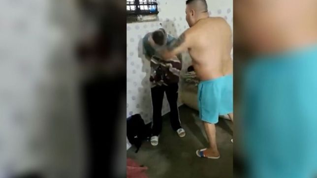 video: un reconocido barra de gimnasia fue filmado mientras golpeaba a otro preso