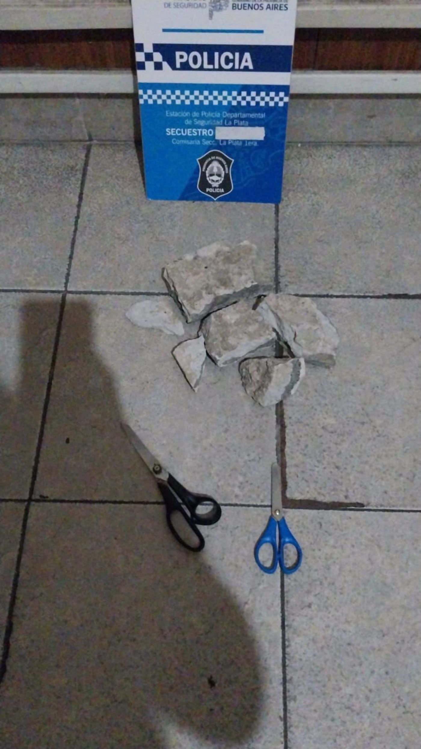 La Policía secuestró dos tijeras y seis cascotes. La Policía secuestró dos tijeras y seis cascotes.