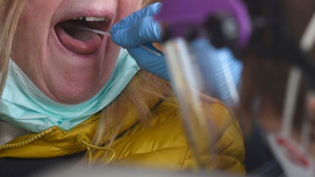 confirmaron 10.621 contagios y 379 nuevas muertes de covid-19 en argentina