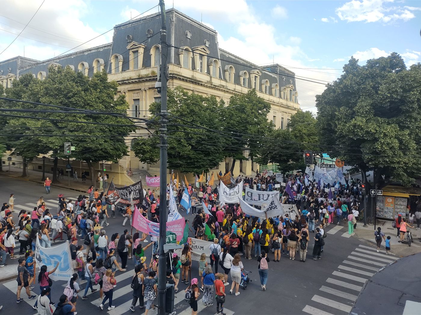 Cientos de mujeres se manifiestaron en las calles de La Plata en el marco del D&iacute;a de la Eliminaci&oacute;n de la Violencia contra la Mujer