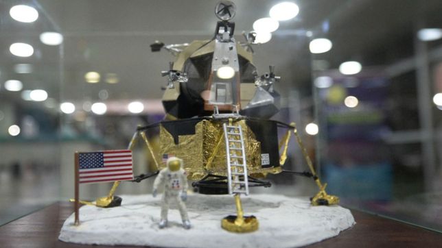 un argentino de la nasa aterrizo en el planetario a 50 anos del primer alunizaje