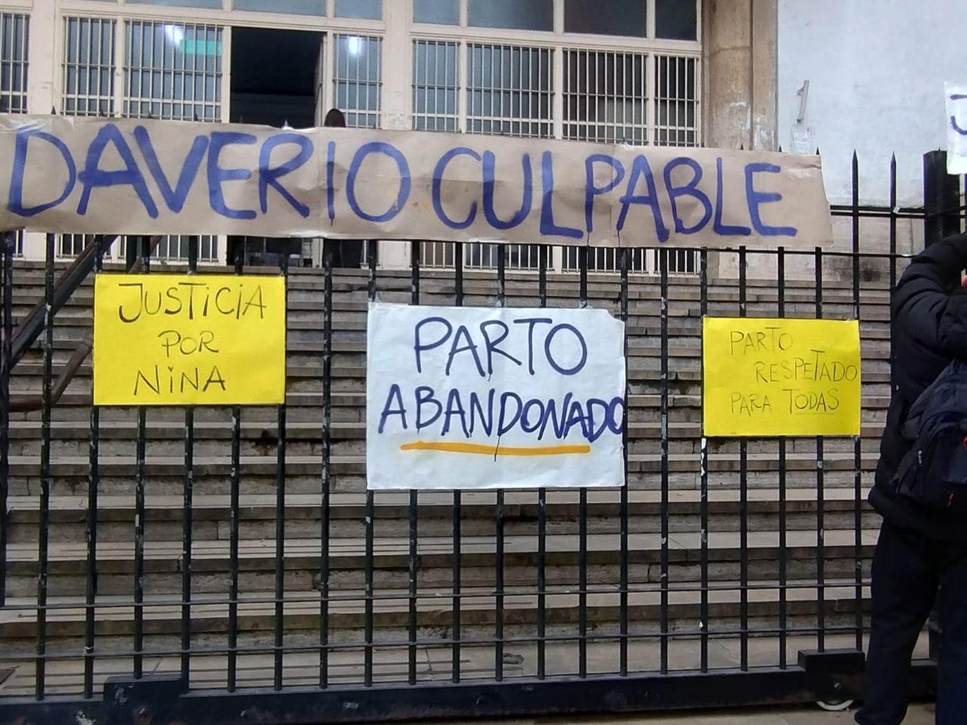 Familiares de Nina protestaron en los tribunales de La Plata para reclamar una condena contra el obstetra Fernando Daverio