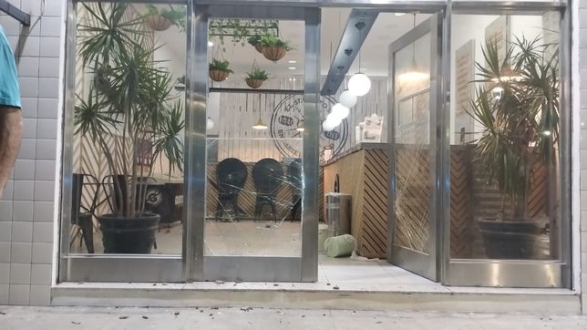 amenazas, gritos y hasta un empleado encerrado durante el robo a una heladeria gustito de la plata