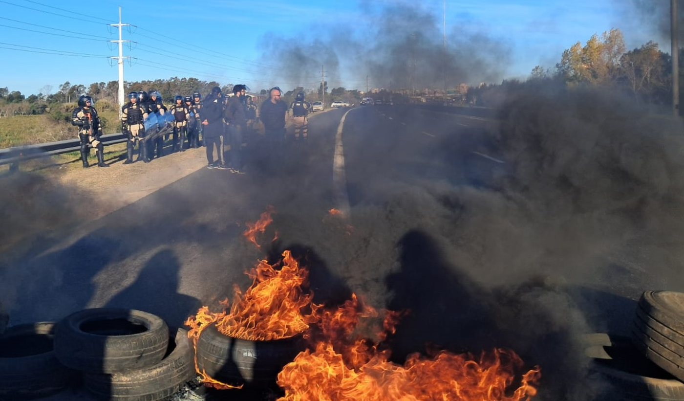 Corte en la Autopista La Plata Bueno Aires.png