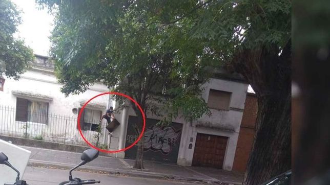 salto la reja con un televisor bajo el brazo y fue registrado por los vecinos