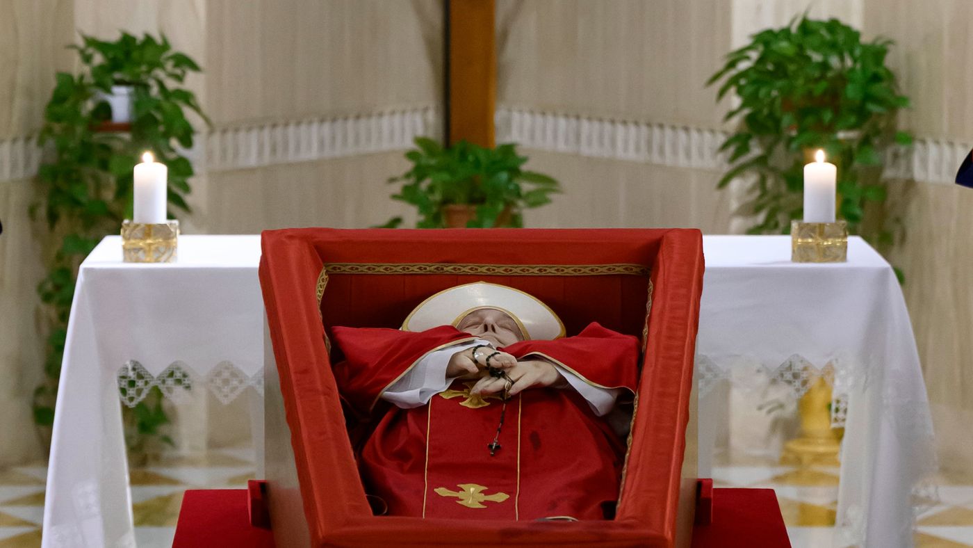 Papa Francisco en el féretro.jpg