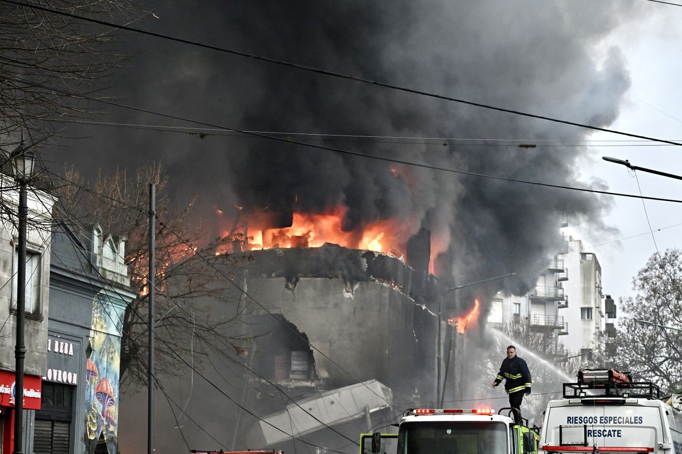 Incendio y derrumbe en el depósito (8).JPG