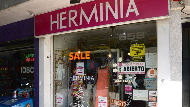 cansada de los robos, prohibio la entrada de hombres a su local y ahora vive un calvario