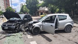 dos autos chocaron en el centro y los conductores terminaron internados dos autos chocaron en el centro y los conductores terminaron internados