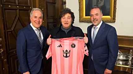 Mientras Gillett pierde confianza, aparece un empresario que busca desbancarlo en el fútbol argentino