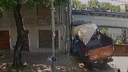 Así fue el momento en que un fletero de La Plata se descompensó y murió tras incrustarse en una casa