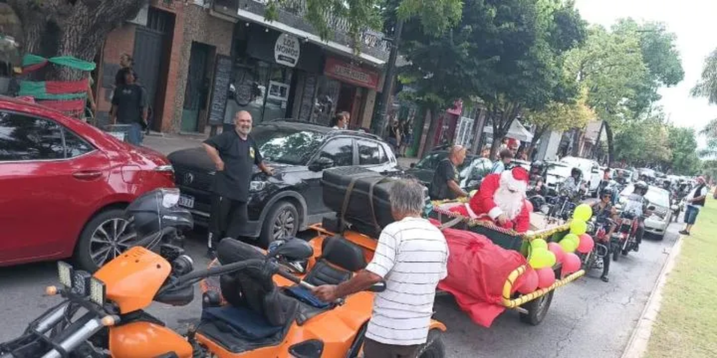 La caravana solidaria en La Plata cont&oacute; con la presencia de Pap&aacute; Noel