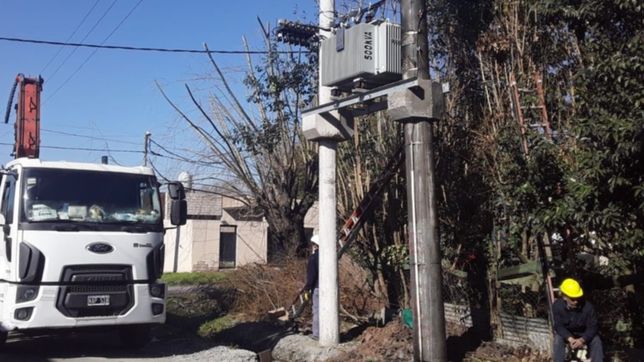 colocaron un nuevo transformador para mejorar el servicio electrico en barrio aeropuerto