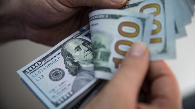 el dolar blue sin techo: ya se vende a mas de $1.000