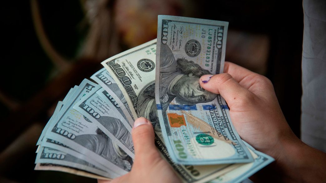 El dólar blue continúa en alza y este miércoles cerró a $970