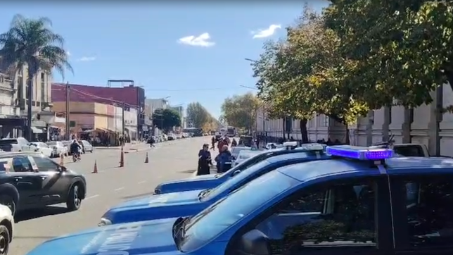 un fuerte operativo contra uber y didi frente a la estacion de trenes provoco momentos de tension
