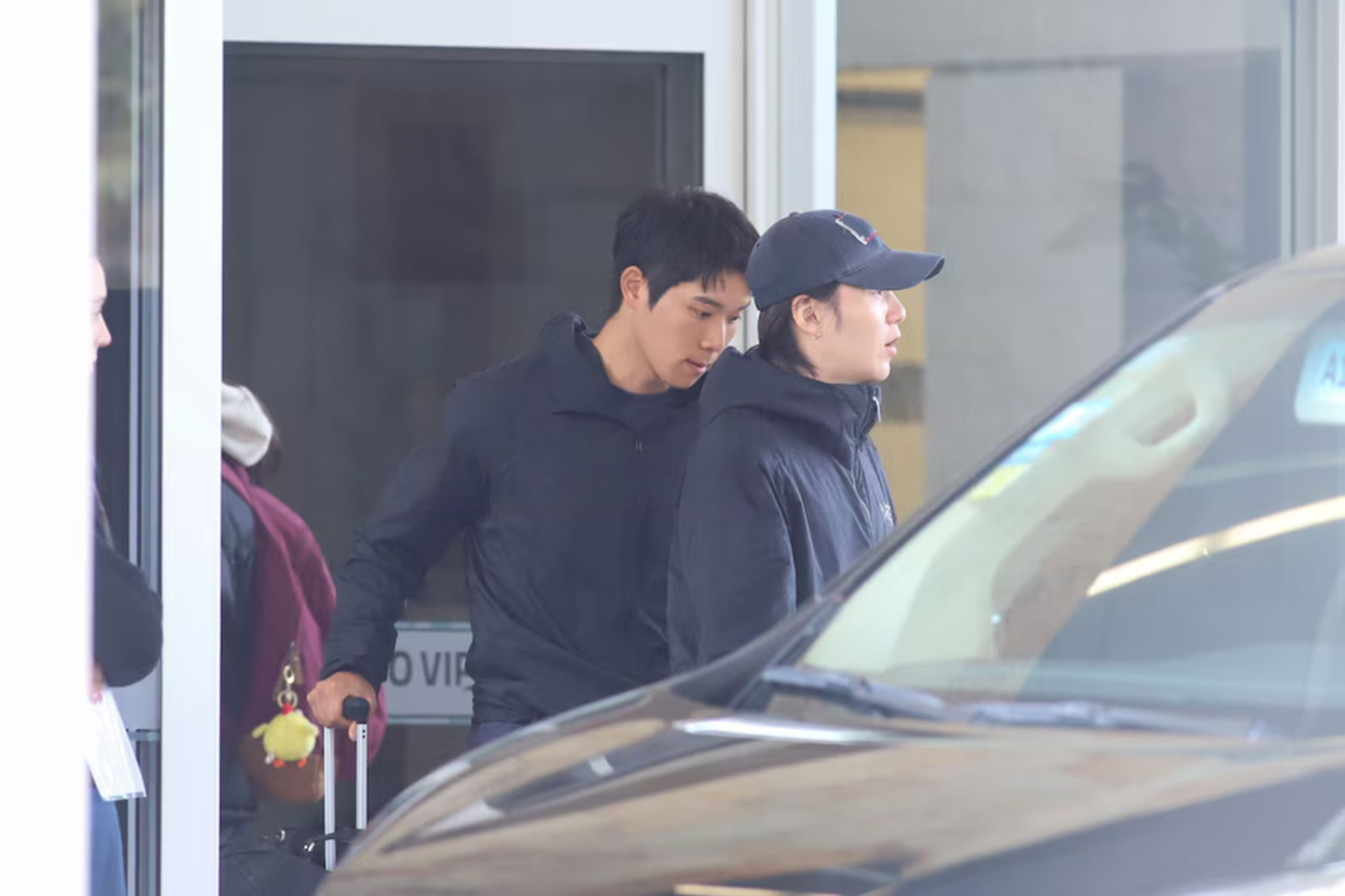 Suga, de gorra oscura, en su llegada a la Argentina