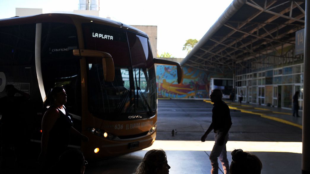 Un informe revela una fuerte caída del uso de micros y trenes por la crisis y el costo de los boletos