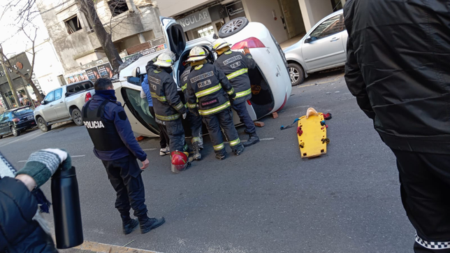 un automovilista choco contra un auto estacionado y volco en plena avenida 44
