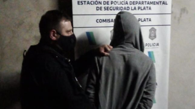se metio a robar en varias casas, intento escapar por los techos y termino preso