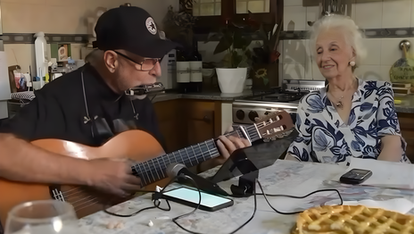León Gieco visitó en La Plata a Estela de Carlotto y cantó La Memoria en la cocina de su casa