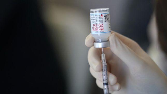 aprueban la primera vacuna contra la variante omicron del coronavirus