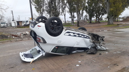 viajaba con amigos, choco contra un poste y uno salio despedido viajaba con amigos, choco contra un poste y uno salio despedido