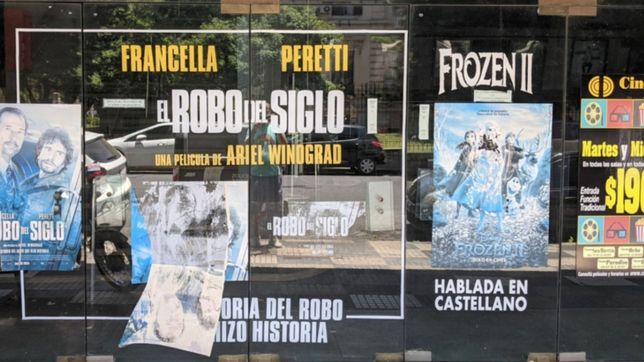 detenidas en el tiempo, asi lucen las carteleras de los cines de la plata