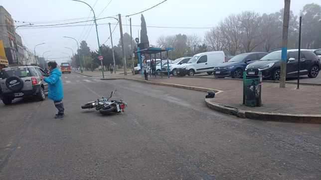 perdio el equilibrio, se cayo de la moto y termino con los dos brazos enyesados