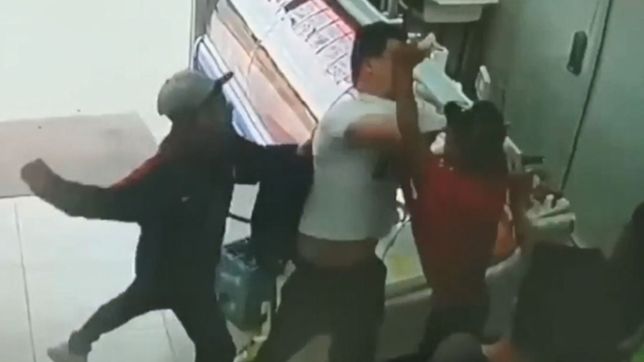 video: a las pinas y revoleando cajones, asi saquearon un supermercado de la plata