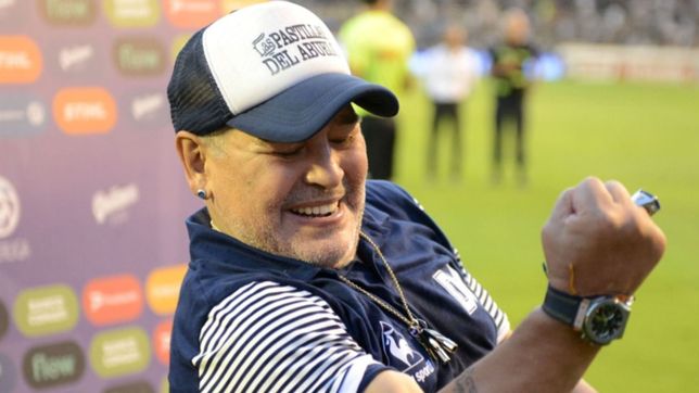 diego maradona seguira siendo el dt de gimnasia