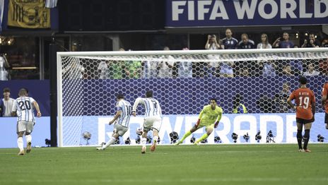 El arquero de Egipto se lució y así le atajó un penal a Messi El arquero de Egipto se lució y así le atajó un penal a Messi