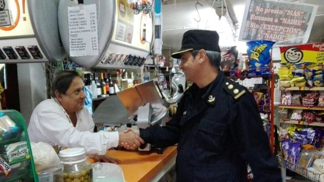 conozca a su comisario: el insolito programa por el que los policias salen a timbrear